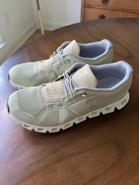 On Cloud Running Sneakers (Women’s 10)